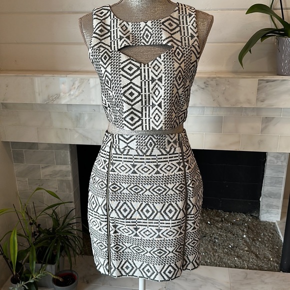 Quinn Geo Print Cutout Crop Top & Zippered Skirt Set Size Medium - Picture 2 of 15